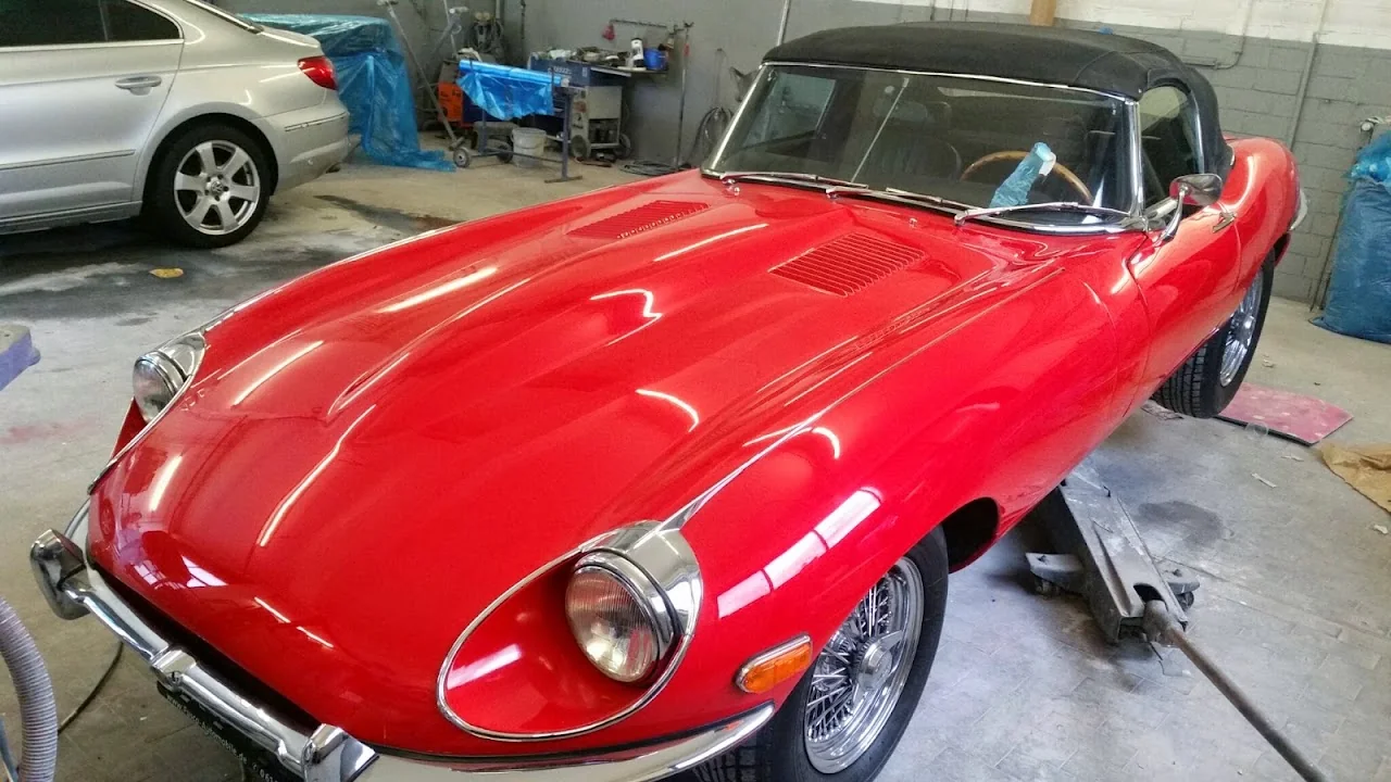 Roter Jaguar E-Type in der Werkstatt mit glänzender Motorhaube